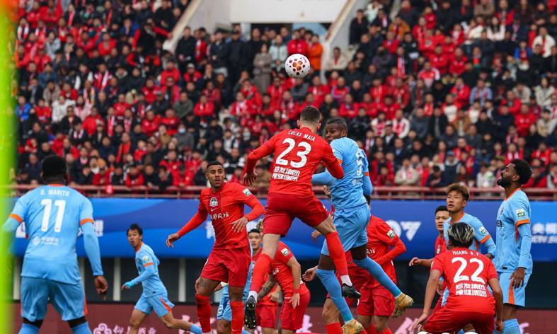 开云体育中国-4-1 2-1 1-0 中超疯狂一夜！海港大胜西海岸 蓉城领跑 河南赢玉昆